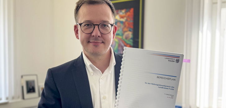 Erster Kreisbeigeordneter Frederik Schmitt gibt vier neue Rettungswachen für den Landkreis Fulda bekannt.