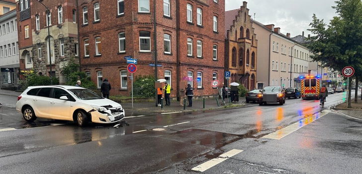 Am Mittwochabend krachte es gegen 20:10 Uhr im Kreuzungsbereich Lindenstraße, Ecke Sturmiusstraße in Fulda.