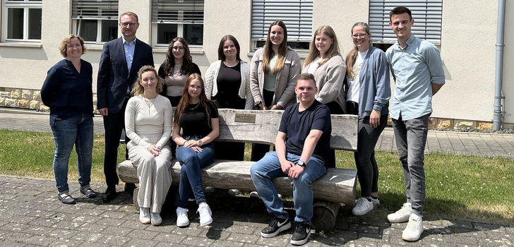 Offizielle Begrüßung an der Kreisverwaltung: Landrat Dr. Jens Mischak (Zweiter von links), begrüßt gemeinsam mit Melanie Ahne (Zweite von rechts), Sachgebietsleitung Personalservice und stellvertretende Haupt- und Personalamtsleitung, sowie Timo Walper (rechts) und Silke Winter (links), Ausbildungsleitungen im Personalservice, Steven Kinder (auf der Bank, von rechts), Pauline Radtke, Auszubildende beim Landkreis Oberhavel, und ihre Ausbilderin Jeniffer Stragies in Lauterbach. Zusammen mit den Vogelsberger Auszubildenden Serena Horst (von rechts), Laureen Kraft, Lea Napierala und Gemma Held aus dem zweiten Lehrjahr haben sie ein volles Programm.