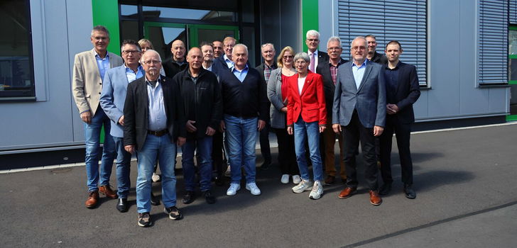 Mitglieder des Kreisausschusses, Landrat Torsten Warnecke und der Erste Kreisbeigeordneter Dirk Noll besichtigen das modernisierte Werkstattgebäude der Beruflichen Schulen Bebra.