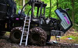 Forstmaschine in Brand - Betriebsstoffe ausgelaufen