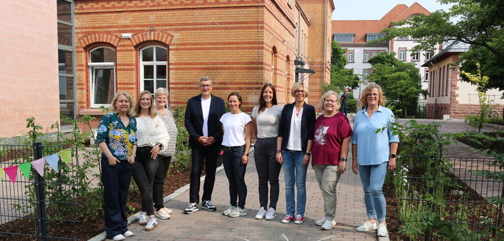 Willkommen! Kita-Kräfte, Schulleitung und Geschäftsführung des BWMK stehen zur Begrüßung der Kinder und Eltern bereit.