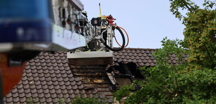 Beim Eintreffen der Einsatzkräfte drang bereits Rauch aus dem Dachbereich eines Wohnhauses.