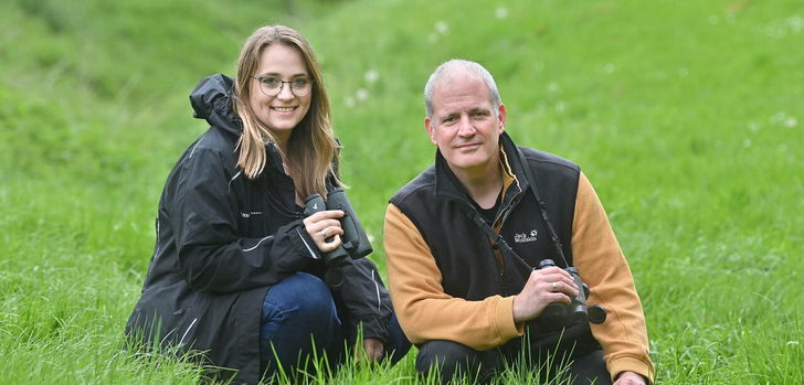 Gemeinsam für den Schutz des Wachtelkönigs: Lisa Flügel vom Fachdienst Natur und Landschaft beim Landkreis Fulda und Artenschutzbeauftragter Stefan Stübing.