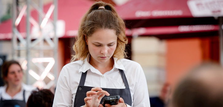 Gastronomen können ab dem 10. Juni 2025 eine Förderung für erforderliche Investitionen zum Erhalt des Gastgewerbes beantragen.