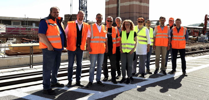 Exkursion auf der Großbaustelle am Bahnhof in Gelnhausen: Wolf-Dieter Tigges, technischer Leiter ABS Hanau-Gelnhausen (Zweiter von rechts), führte unter anderem Landrat Thorsten Stolz (Dritter von links), Bürgermeister Christian Litzinger (Zweiter von links) und Bürgermeister Albert Ungermann (Fünfter von links) über die Baustelle.