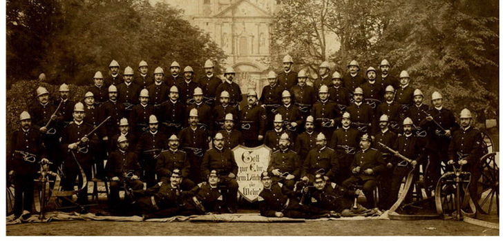 Die Fuldaer Feuerwehr stellte sich nach den geglückten Löscharbeiten stolz zu einem Gruppenbild