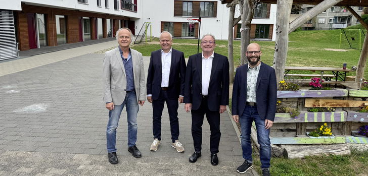 Vier Protagonisten - ein Team: Mit Geschäftsführer Mathias Rauwolf, Stiftungsratsvorsitzendem Dr. Gerhard Schlitt und der neuen Doppelspitze bestehend aus Roland Bamberger (li.) und Tobias Rübbert (re.) ist die Vogelsberger Lebensräume gGmbH für die Zukunft gut aufgestellt.