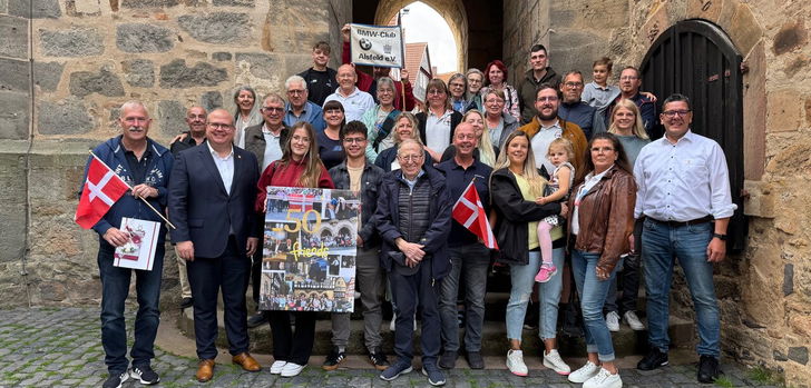 Großer Moment im Rathaus: Bürgermeister Paule überreicht Torben Henriksen die Silberne Anstecknadel für 23 Jahre Einsatz in der deutsch-dänischen Partnerschaft.