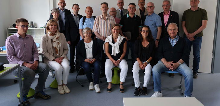: Die Mitglieder des Kreisausschusses, Landrat Torsten Warnecke und Erster Kreisbeigeordneter Dirk Noll wurden von Schulleiterin Anja Hildebrandt durch die Ulfetalschule geführt. Bei der Besichtigung des neuen Anbaus waren sie in Begleitung von Anja Csenar, Fachbereichsleiterin Zentrale Verwaltung, Lukas Schaub (Fachdienst Schulen und Gebäude) und Architekt Sven Wagner.