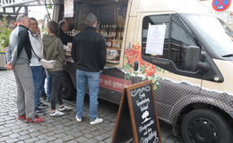 Regionalmarkt lockt mit Wurst, Käse, Gemüse, Obst und Kunsthandwerk