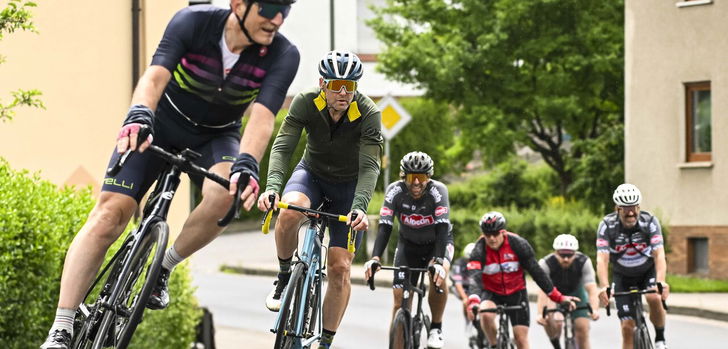 Trotz dicker Wolken und Regen lassen sich die Radsport-Fans in Bimbach die Laune nicht verderben – das Event sorgt für beste Stimmung am Hädenberg.