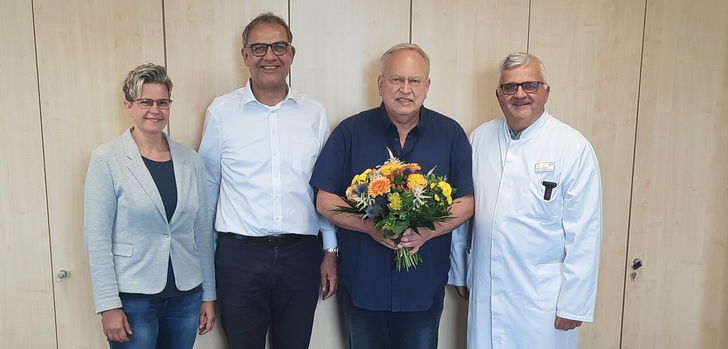 Pflegedirektorin Sabrina Gall (von links), KKA-Geschäftsführer Volker Röhrig und der Ärztliche Direktor Dr. Steffen Lancee (rechts) verabschieden Ralf-Michael Wagner in den Ruhestand.