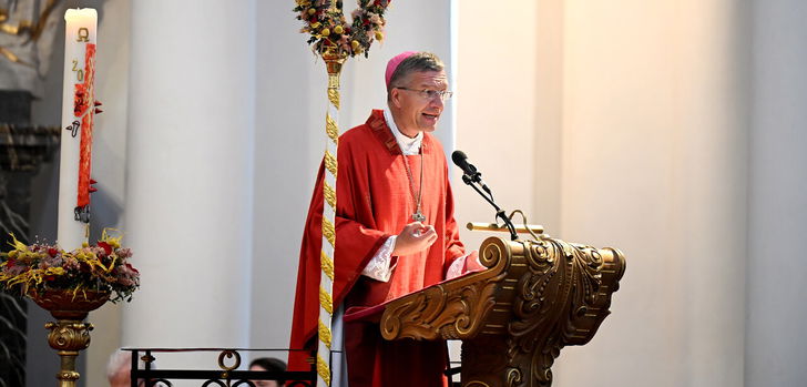 Die Kirche sei ein „Zeichen und Werkzeug der Einheit in zerrissener Zeit“ – das betonte Bischof Dr. Michael Gerber am Pfingstsonntag im Fuldaer Dom. In seiner Predigt rief er dazu auf, sich der eigenen Geschichte zu stellen und Verantwortung zu übernehmen – als Kirche und als Gesellschaft.