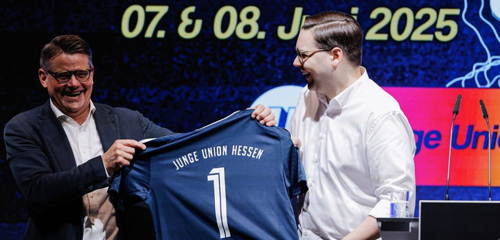 Ministerpräsident Boris Rhein gratuliert dem neues Landesvorsitzenden der Jungen Union Hessen Lukas Brandscheid