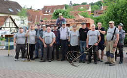 Dorf feiert 730-jähriges Bestehen: Stehender Festzug begeistert die Region