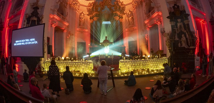 Mit LED-Beleuchtung, modernen Kirchenliedern und Lobpreis hat am Samstagabend ein außergewöhnlicher Gottesdienst im Fuldaer Dom stattgefunden.