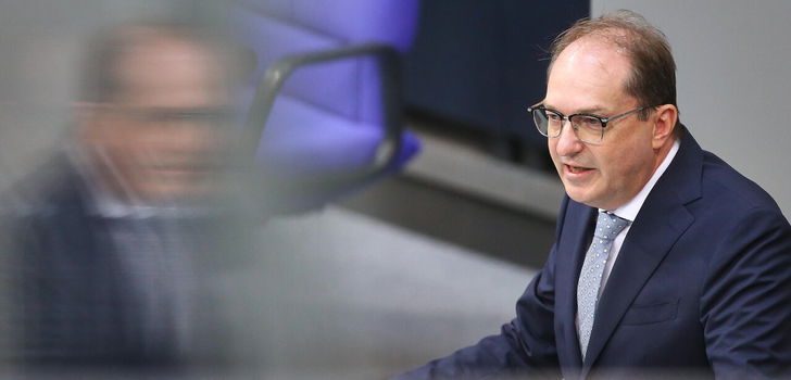 Bundesminister des Innern Alexander Dobrindt (CSU) will Taser für die Bundespolizei.