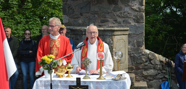 Pfarrer Willi Schmitt und Diakon Manfred Öste feiern den traditionellen Pfingsgottesdienst auf der Milseburg.