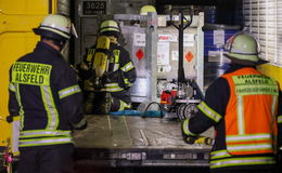50 Liter Druckerfarbe aus Sattelzug ausgetreten - Fahrer leicht verletzt