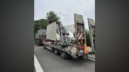 Über 100.000 Euro Sachschaden: Lkw-Ladekran bleibt an Brücke hängen