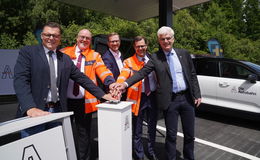 Erster Deutschlandnetz-Schnellladepark auf A4-Parkplatz Seulingswald eröffnet