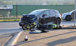 Mehrere Knochenbrüche: Motorradfahrer fliegt 20 Meter durch die Luft