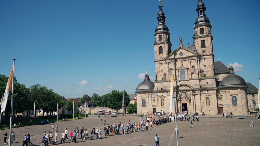 Fronleichnams-Prozession-mit-vielen-Gl-ubigen-durch-die-Domstadt
