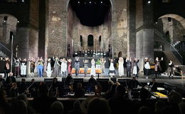 Premierenstück geendet: Sekt, Selfies und Standing Ovations