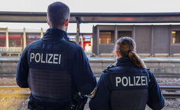 Strafanzeige wegen Nötigung: Mann bedrängt zwei Mädchen in der Bahn