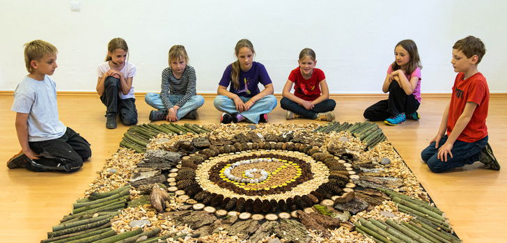 n der Kunststation läuft eine Ausstellung von 52 Kunstschaffenden, die mit ihren Medien auf die Frage "Unsere Welt ist schön?!" reagieren. Zeitgleich bis Ende Juli stellen im Studio des Hauses auch Junior Rangerinnen und Ranger ihre Land-Art-Objekte vor - als Antwort auf die Frage nach der Schönheit der Welt.