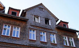 Brand im Dachgeschoss eines Mehrfamilienhauses schnell gelöscht