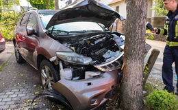 Nissan kracht gegen Baum - Motorraum qualmt