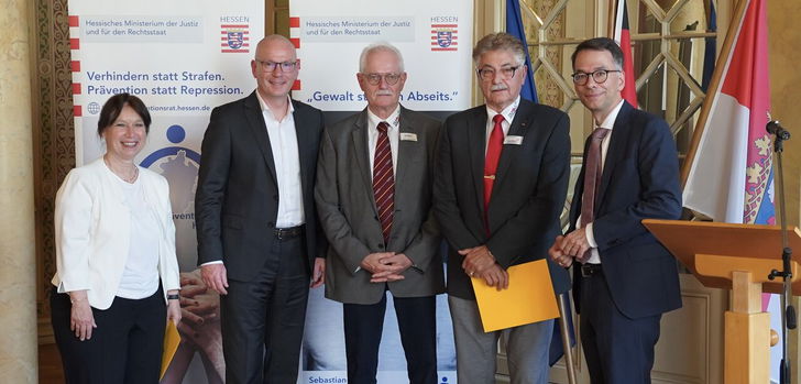 v. l. Christina Kreis, Vorsitzende Landespräventionsrat, Michael Weidmann, Vorstandsvorsitzender Sparda-Bank Hessen eG, Max Ostrowski, Erwin Maisch, beide SMOG e. V., Christian Heinz, Justizminister