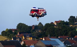 Feuerwehr-Heißluftballon fliegt über die Konrad-Zuse-Stadt