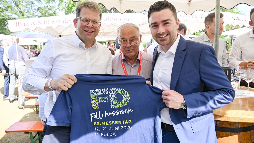 Traditionelles-Spitzenpolitiker-Treffen-im-Hessentags-Weindorf