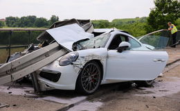 Porsche-Fahrer rast fast in den Abgrund: 59-Jähriger schwer verletzt