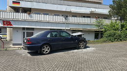 Hinter der Gummi: Feuerwehr löscht brennendes Auto