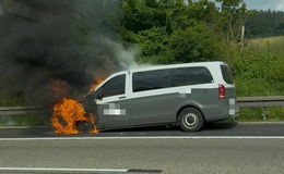 Auf der A7 kurz vor Homberg (Efze): Flammen schlagen aus Transporter