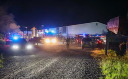 In der Nacht: Sattelzug mit Müll beladen gerät in Flammen