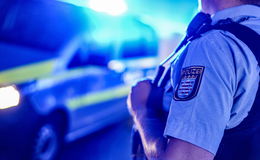 Audi landet in der Nacht im Feld: Zwei Männer schwer verletzt