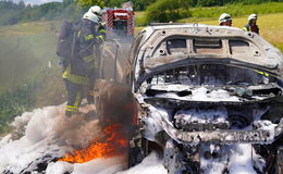 Auf der L3155 bei Salzberg: Pkw gerät in Flammen und brennt komplett aus