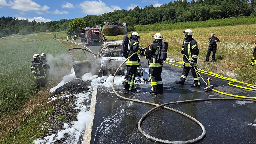 Auf-der-L3155-bei-Salzberg-Pkw-ger-t-in-Flammen-und-brennt-komplett-aus
