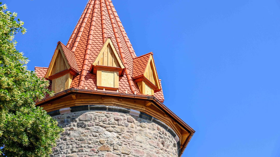 Es-geht-voran-Neuer-Helm-ist-endlich-auf-dem-Hexenturm