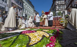 Feierliches Fronleichnamsfest samt Prozession