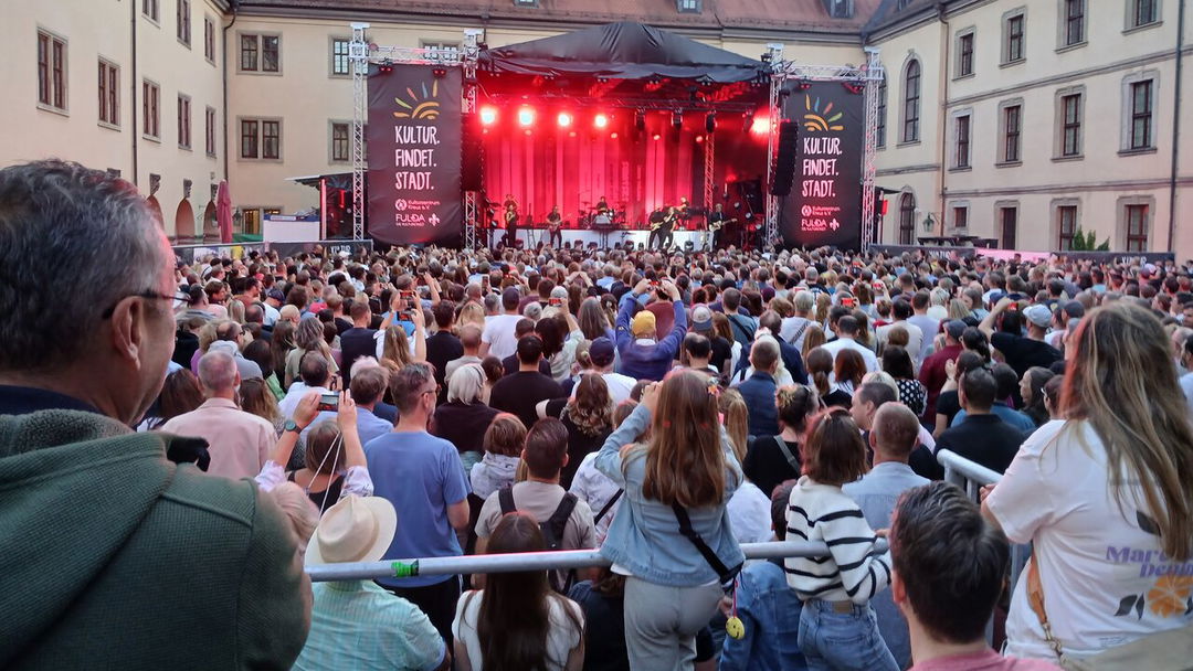 Dieser-S-nger-bringt-den-Museumshof-am-Donnerstagabend-zum-Beben