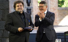 Ministerpräsident eröffnet Festspiele: Hessischer Verdienstorden für Hinkel