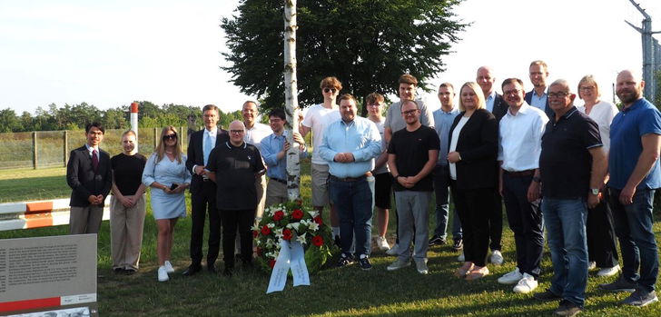 Die Vertreter der JU-Verbände vom Wartburgkreis, dem Landkreis Fulda und dem Hessischen Kegelspiel mit den Ehrengästen bei der Kranzniederlegung am Birkenkreuz auf Point Alpha.