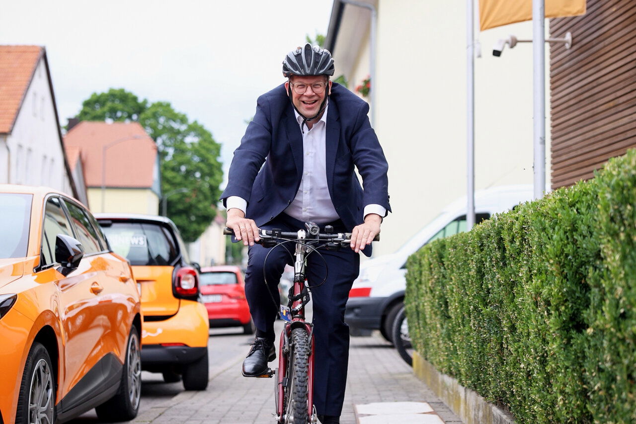 Oberbürgermeister Dr. Heiko Wingenfeld kam auf dem Rad nach Neuenberg.