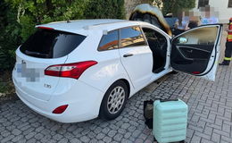 Motorraum eines parkenden Pkw fängt Feuer: vermutlich technischer Defekt